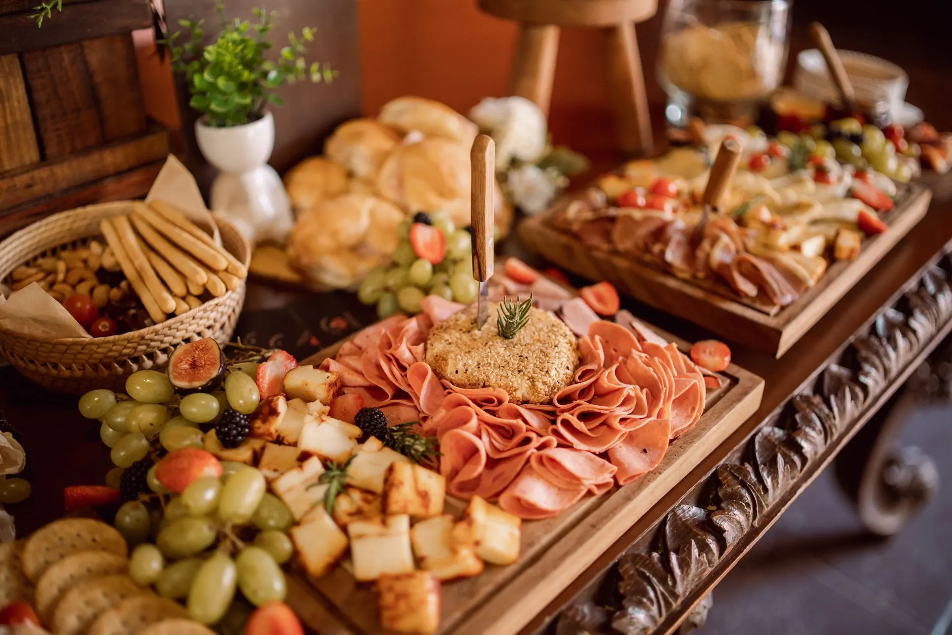 Buffet med pålæg, oste og frugt fra ASA Catering